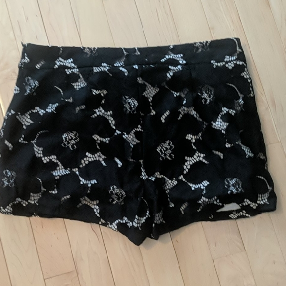 Express Tan an black flower lace patterned shorts - Picture 3 of 4